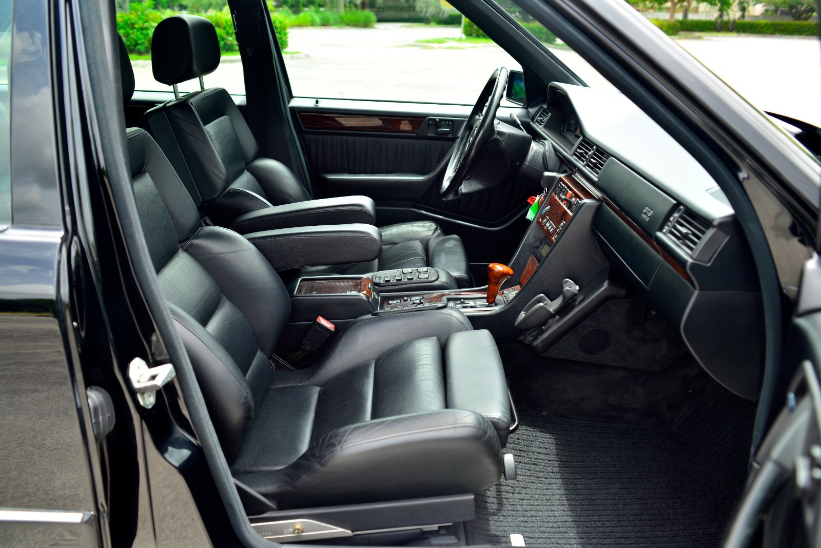 Mercedes-Benz-500-Series-1993-Sedan-27