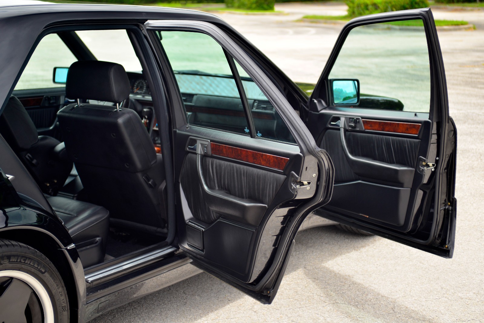 Mercedes-Benz-500-Series-1993-Sedan-32