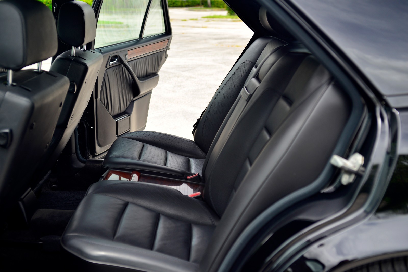 Mercedes-Benz-500-Series-1993-Sedan-33