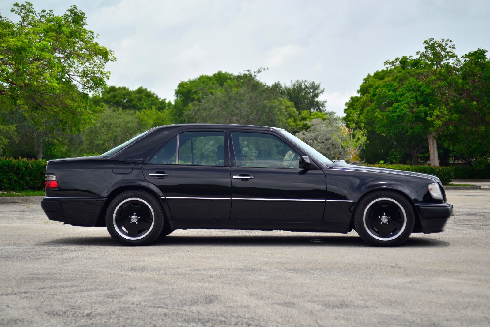 Mercedes-Benz-500-Series-1993-Sedan-4