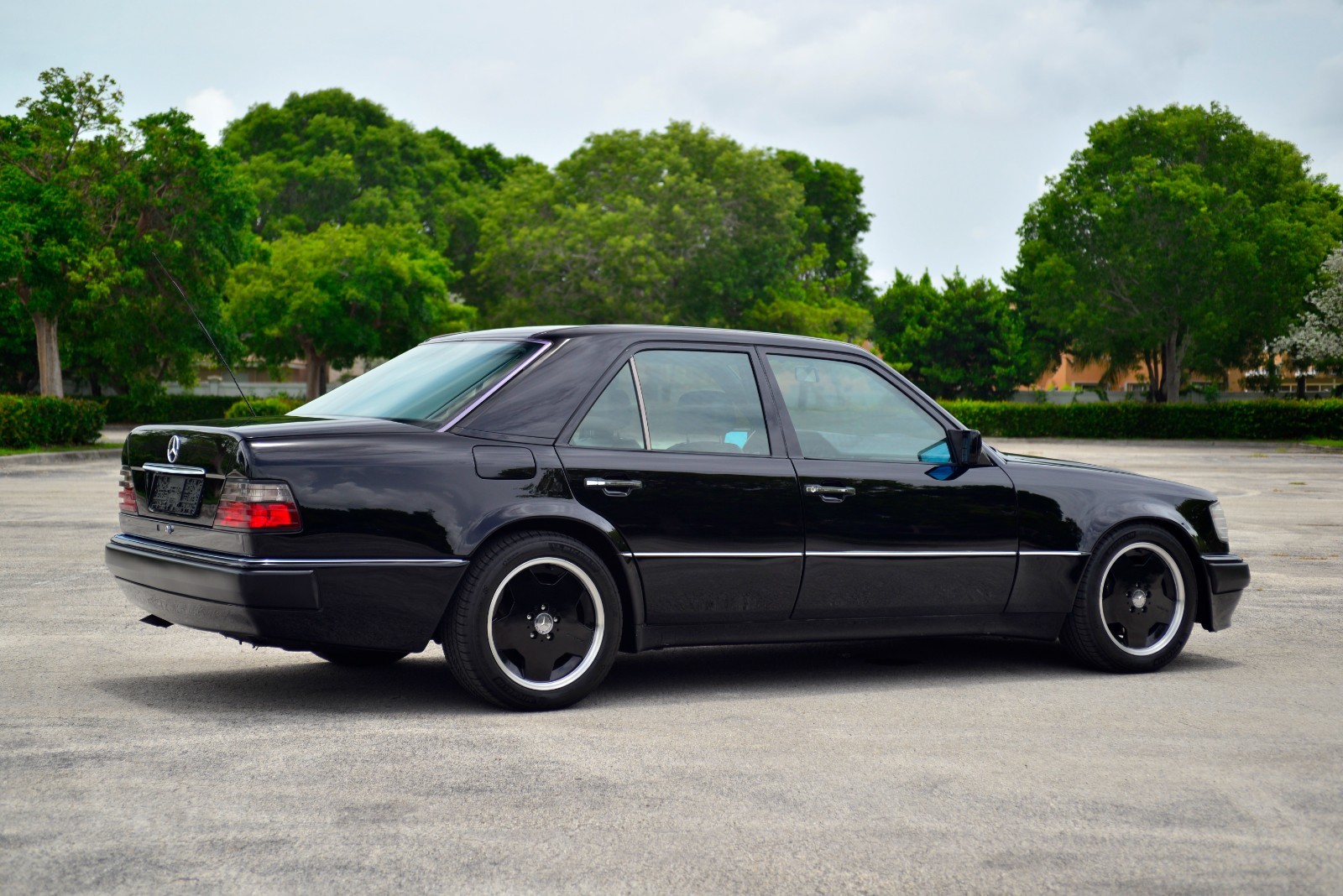 Mercedes-Benz-500-Series-1993-Sedan-5