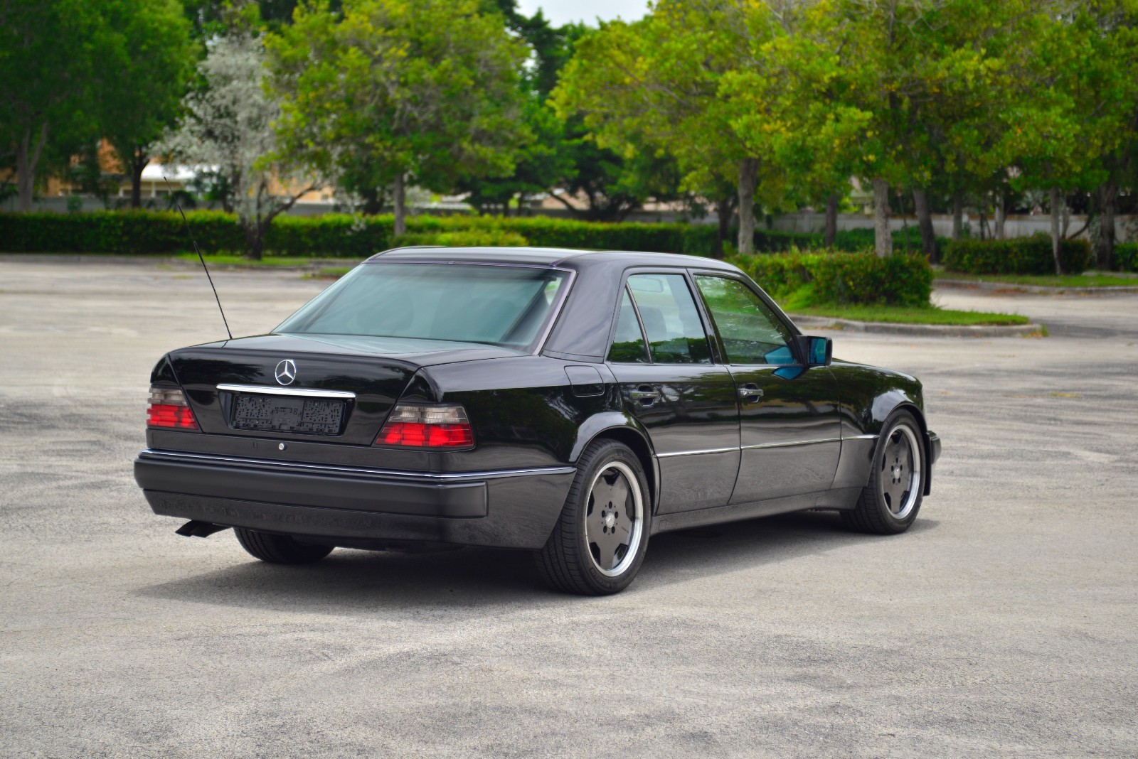 Mercedes-Benz-500-Series-1993-Sedan-6