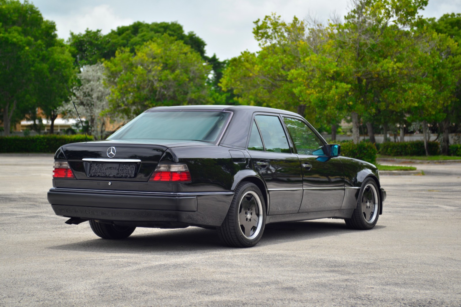 Mercedes-Benz-500-Series-1993-Sedan-7