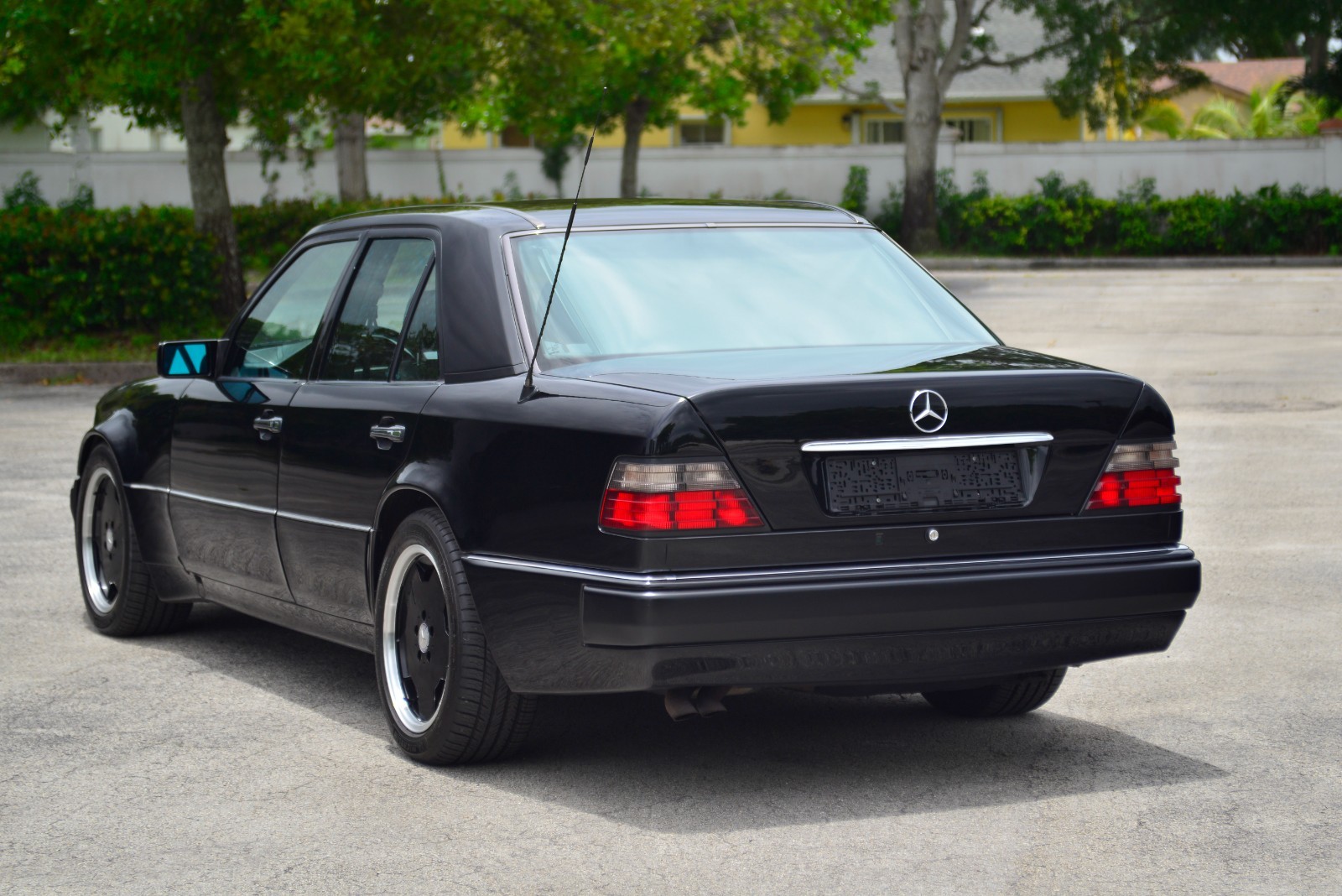 Mercedes-Benz-500-Series-1993-Sedan-9