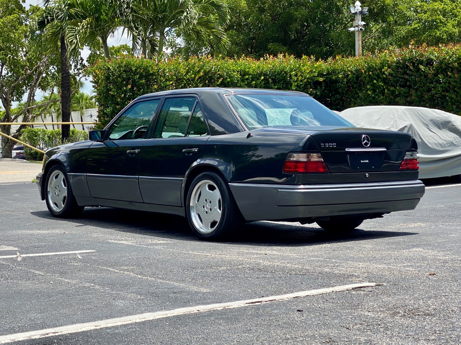 Mercedes-Benz-500-Series-1994-Sedan-2