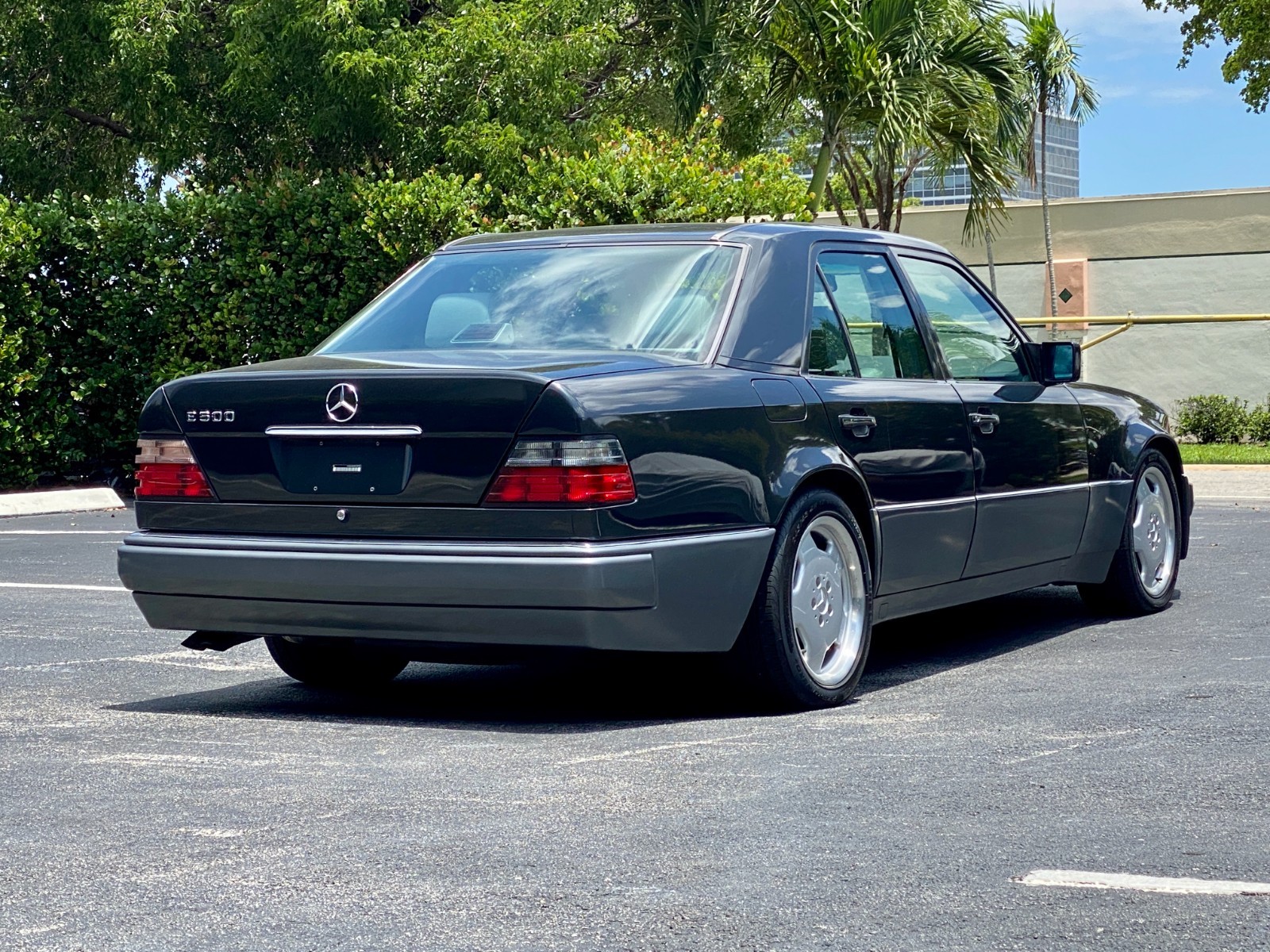 Mercedes-Benz-500-Series-1994-Sedan-4