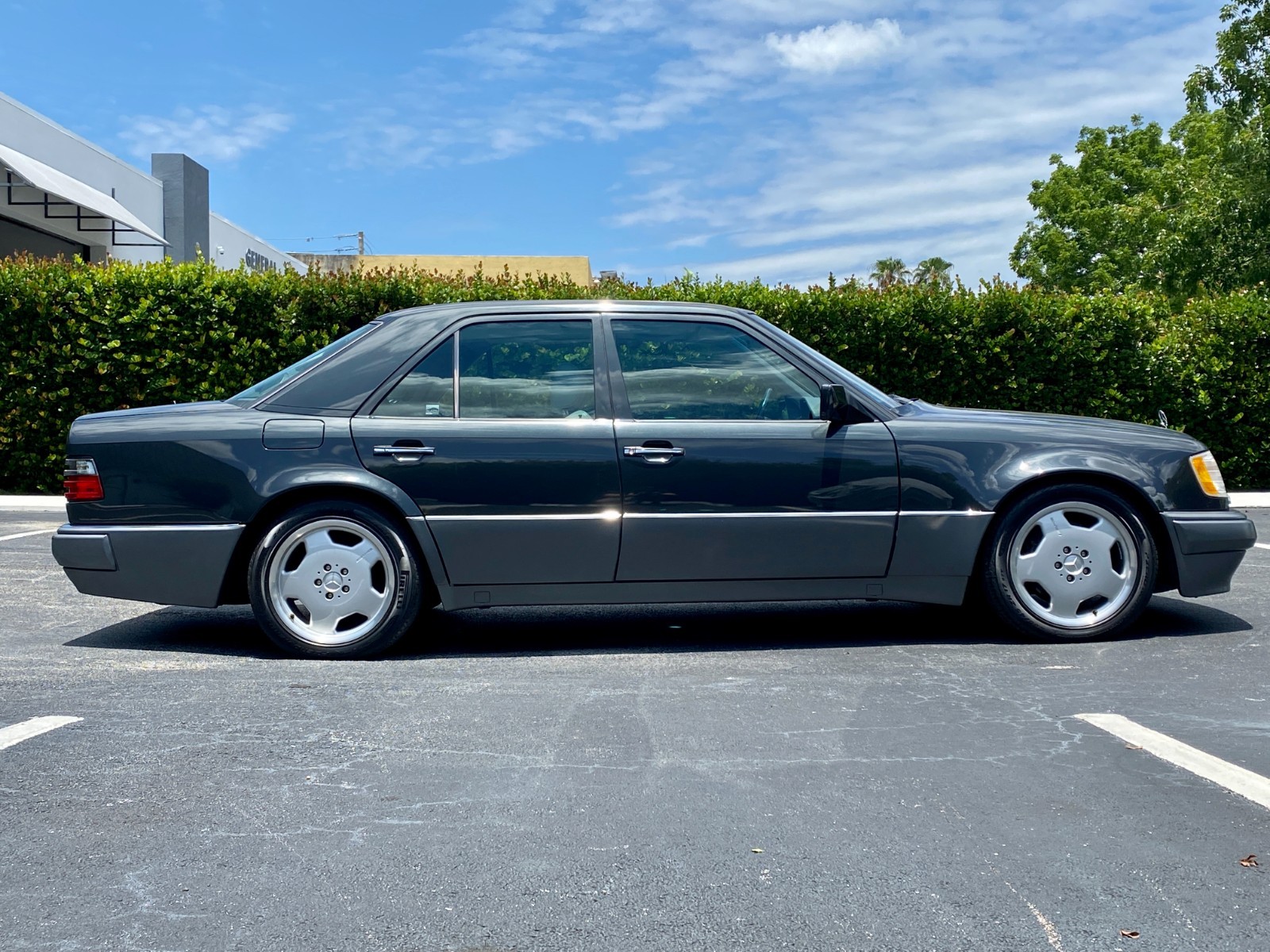 Mercedes-Benz-500-Series-1994-Sedan-5