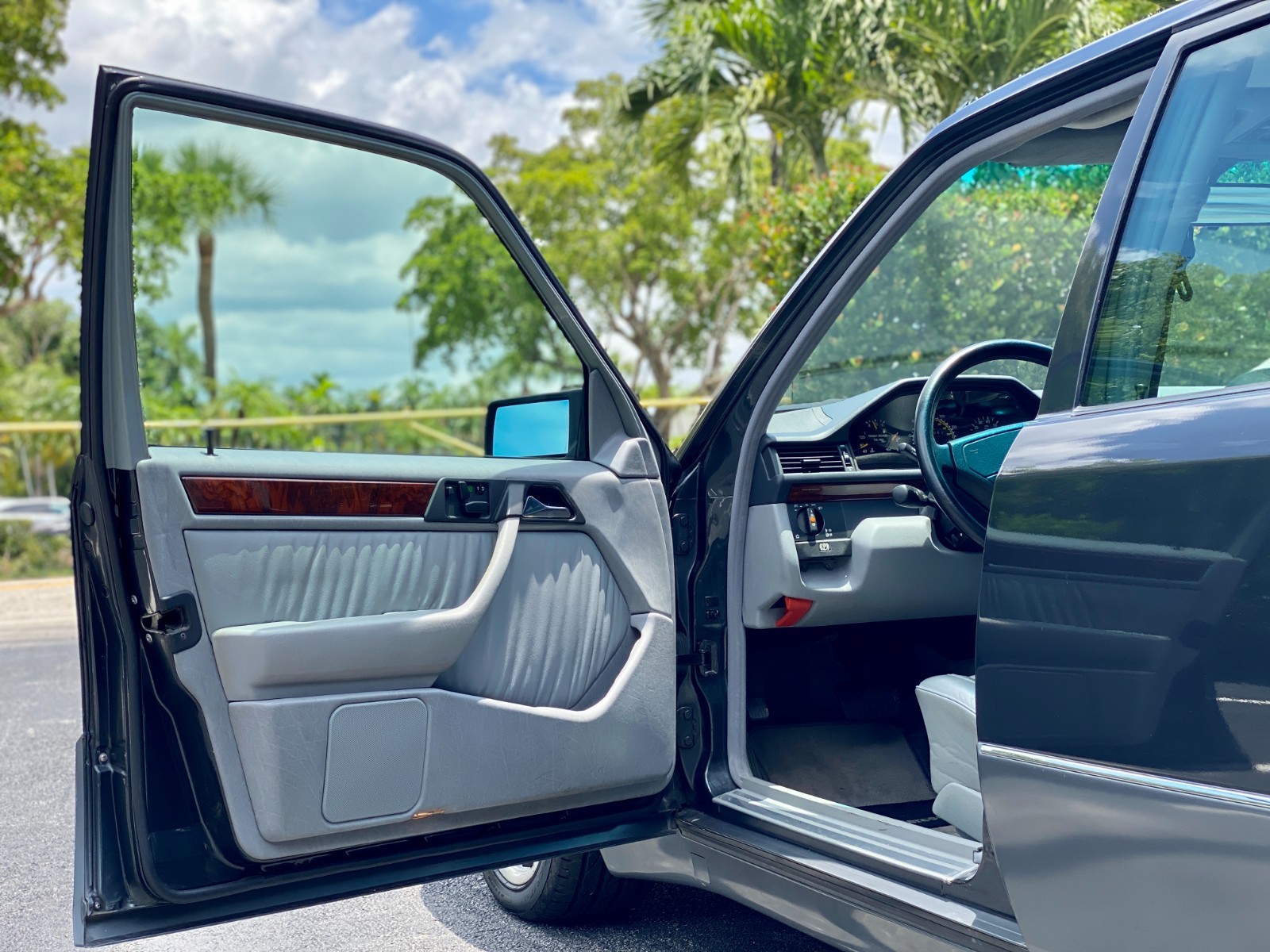 Mercedes-Benz-500-Series-1994-Sedan-7