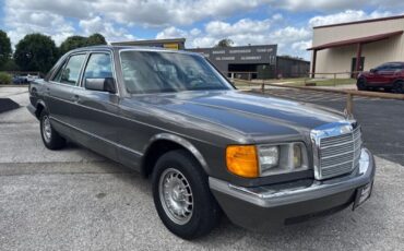 Mercedes-Benz-C-Class-1982-Sedan-1