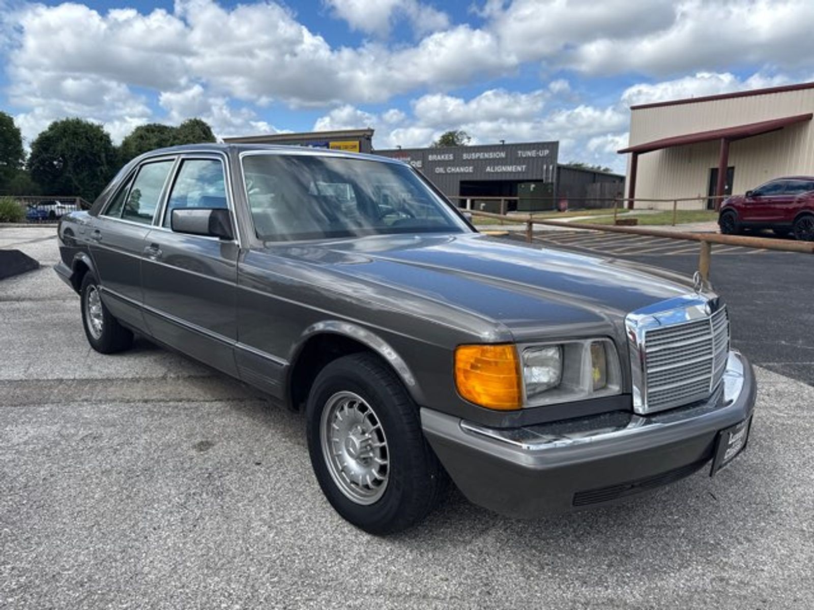 Mercedes-Benz-C-Class-1982-Sedan-1