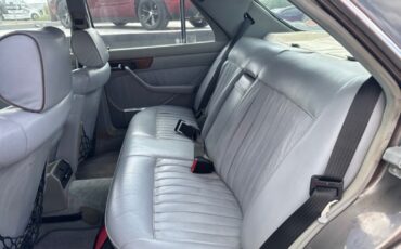 Mercedes-Benz-C-Class-1982-Sedan-10
