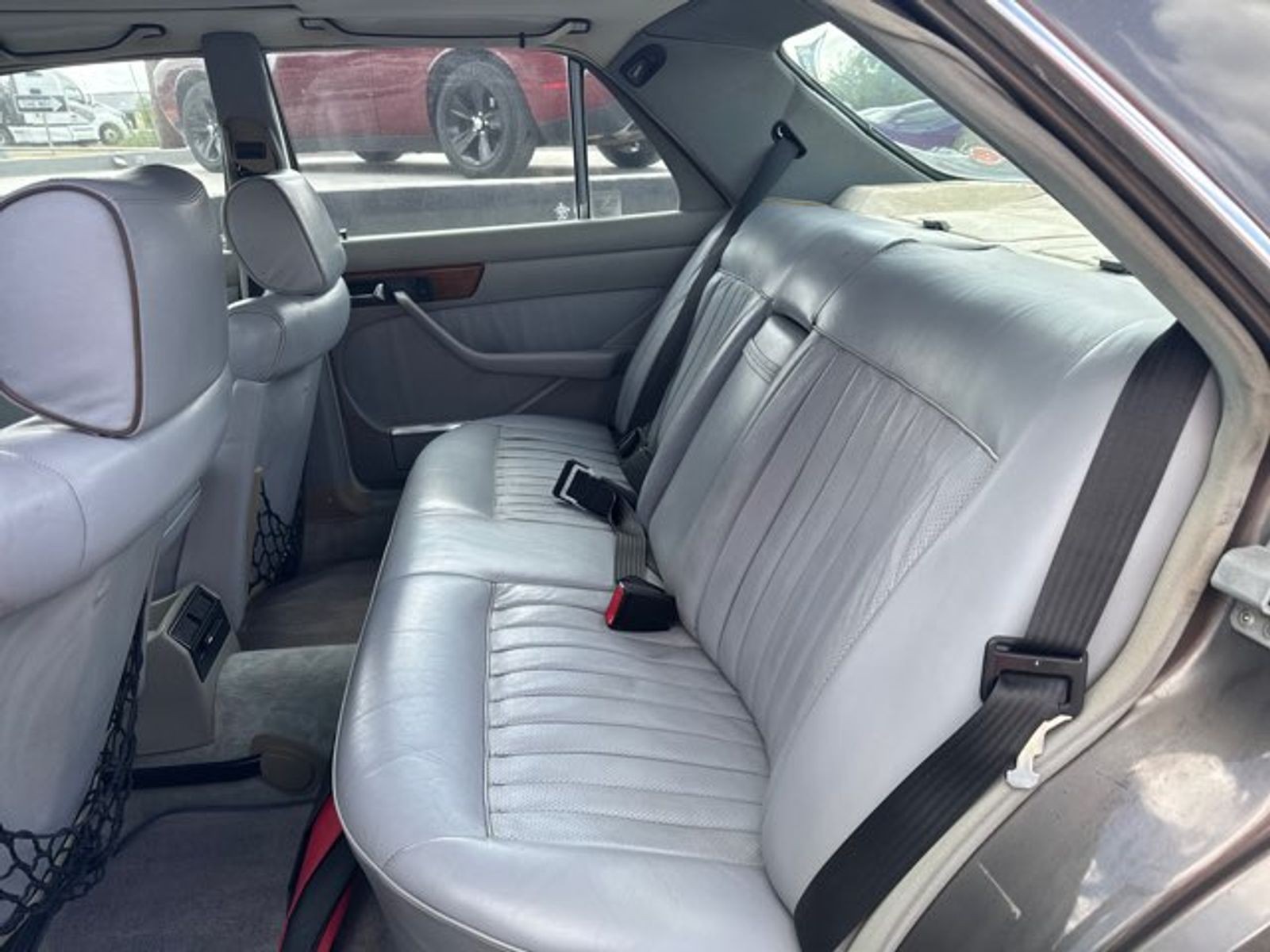 Mercedes-Benz-C-Class-1982-Sedan-10