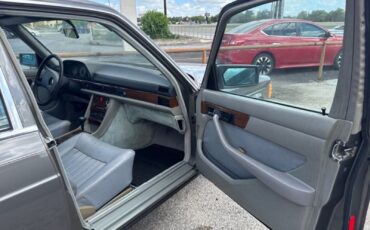 Mercedes-Benz-C-Class-1982-Sedan-11