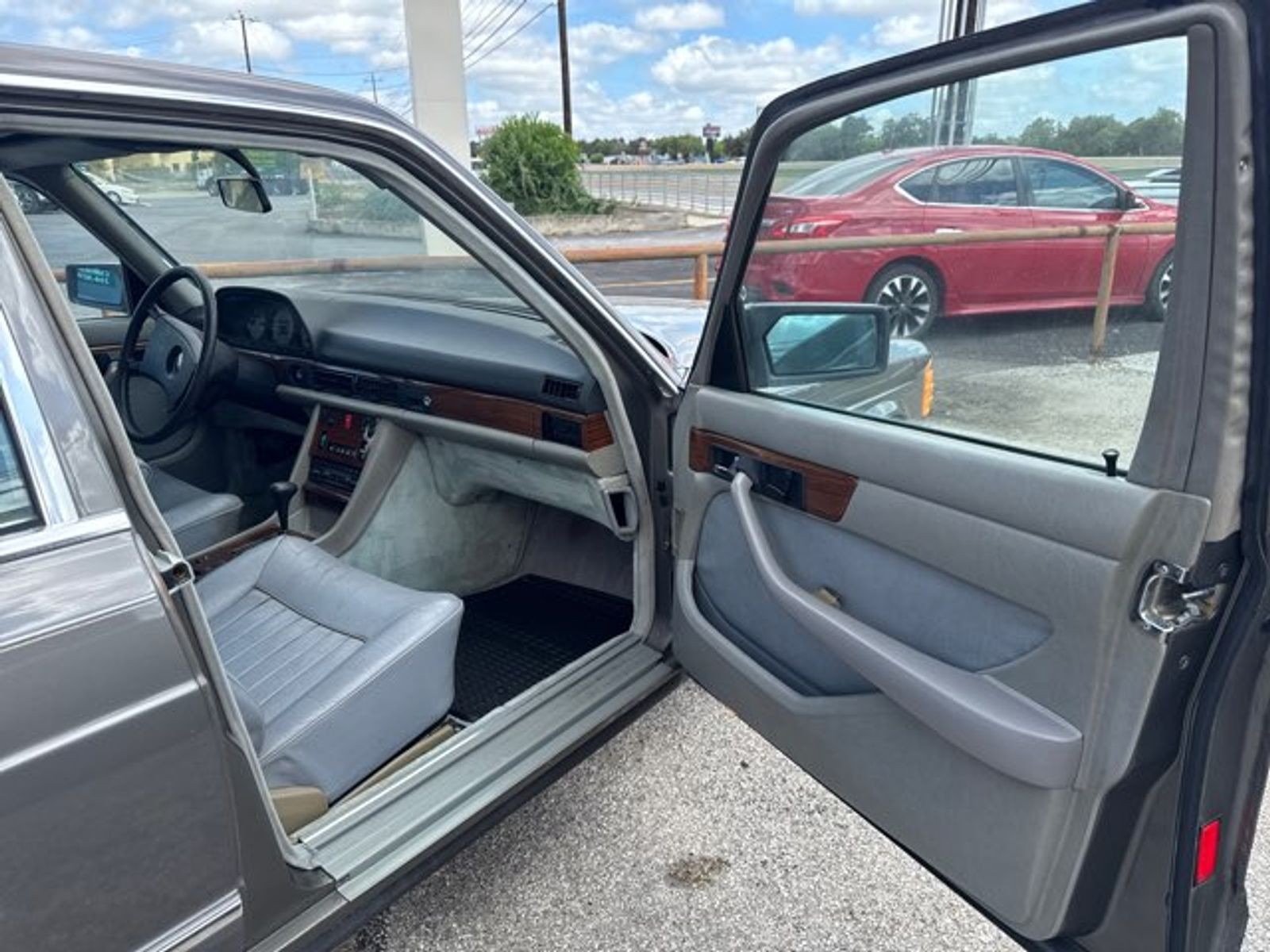 Mercedes-Benz-C-Class-1982-Sedan-11