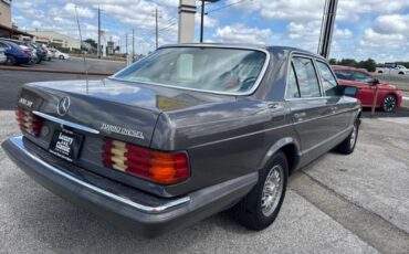 Mercedes-Benz-C-Class-1982-Sedan-2
