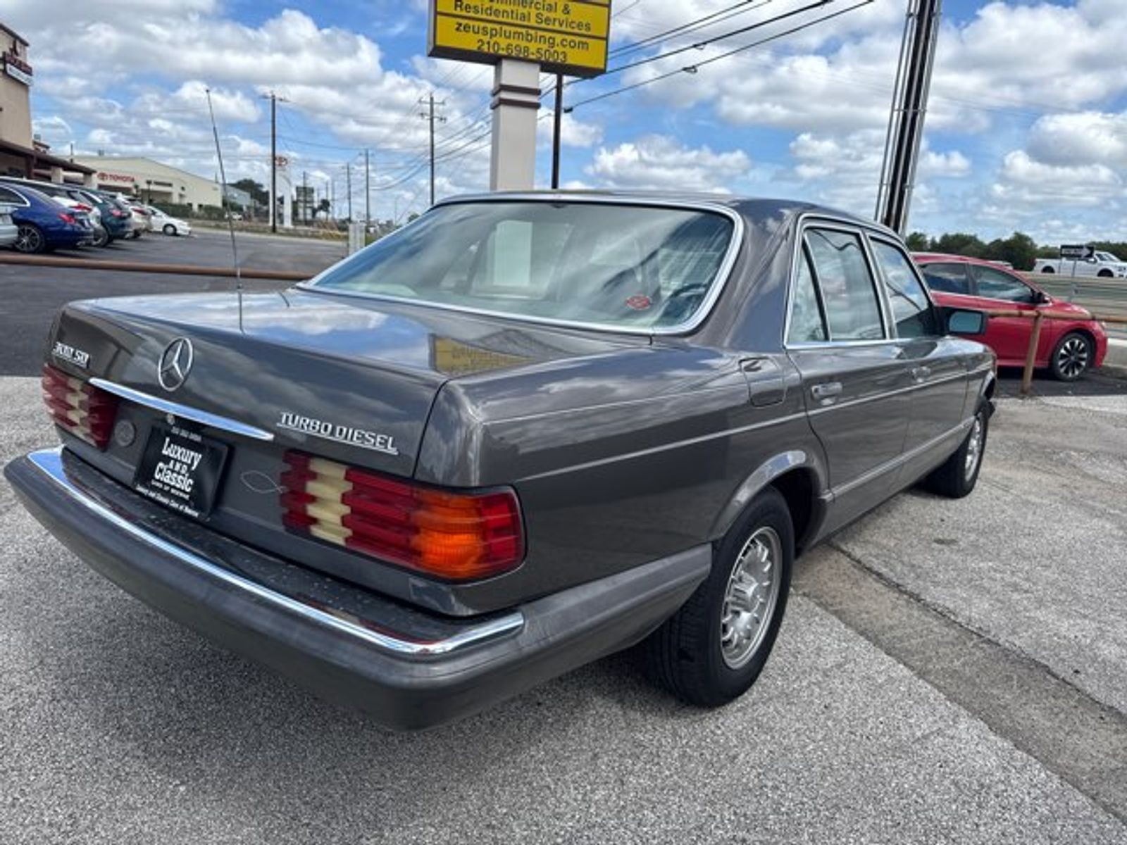 Mercedes-Benz-C-Class-1982-Sedan-2