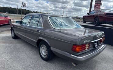 Mercedes-Benz-C-Class-1982-Sedan-3