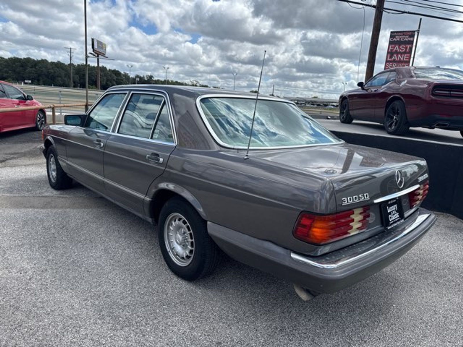 Mercedes-Benz-C-Class-1982-Sedan-3