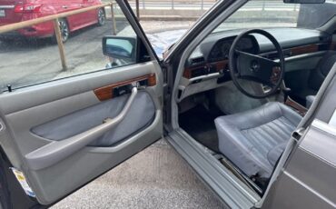 Mercedes-Benz-C-Class-1982-Sedan-4