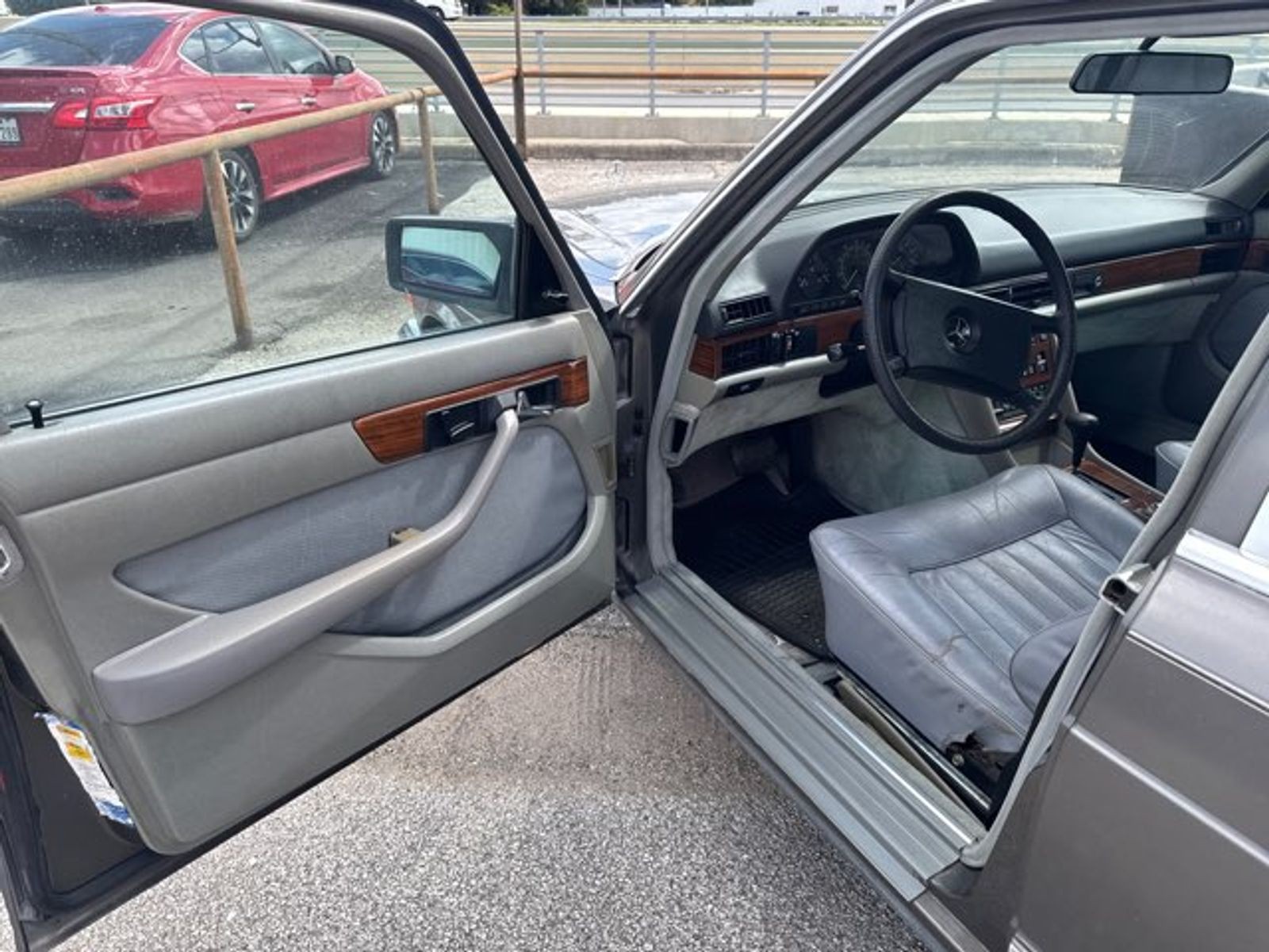 Mercedes-Benz-C-Class-1982-Sedan-4