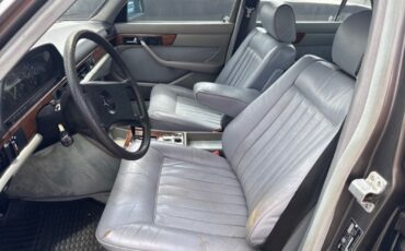 Mercedes-Benz-C-Class-1982-Sedan-5