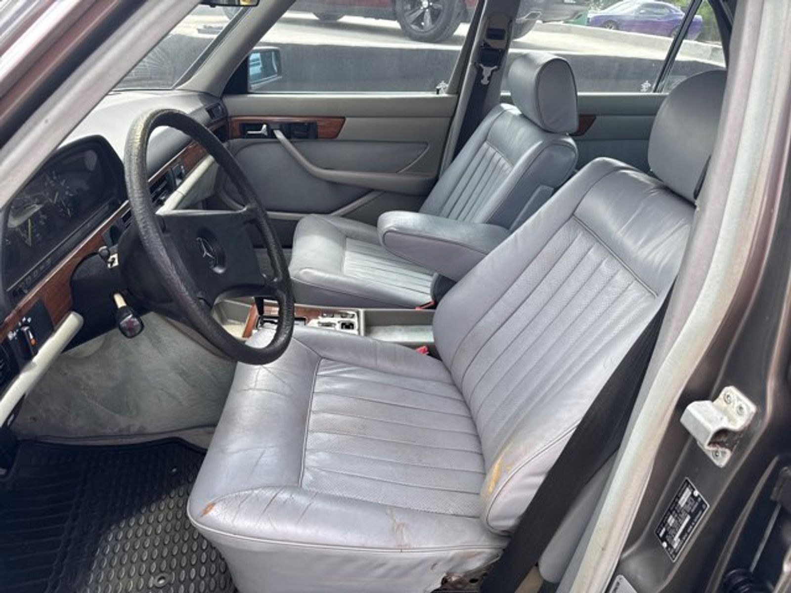 Mercedes-Benz-C-Class-1982-Sedan-5