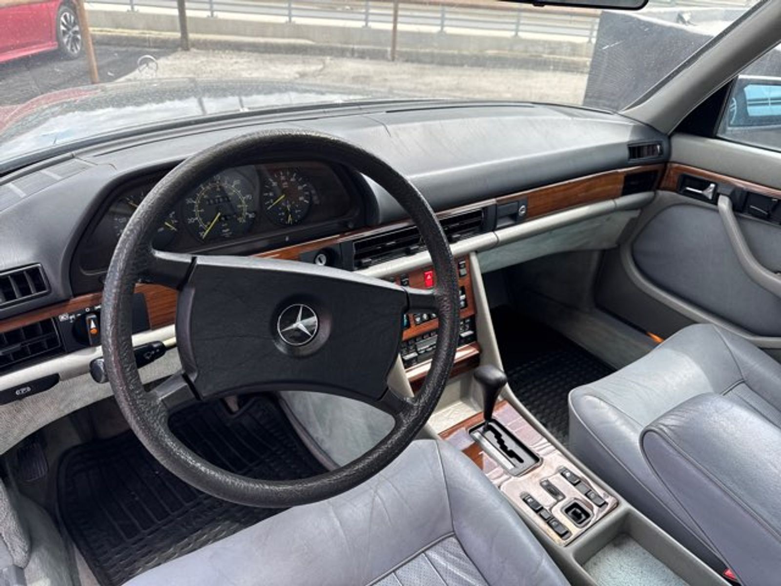Mercedes-Benz-C-Class-1982-Sedan-6