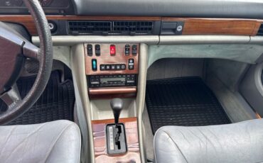 Mercedes-Benz-C-Class-1982-Sedan-8