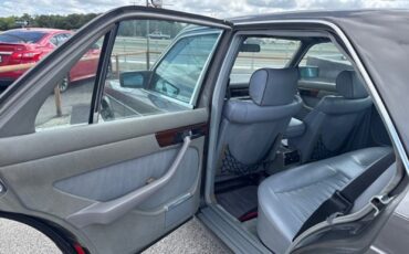Mercedes-Benz-C-Class-1982-Sedan-9