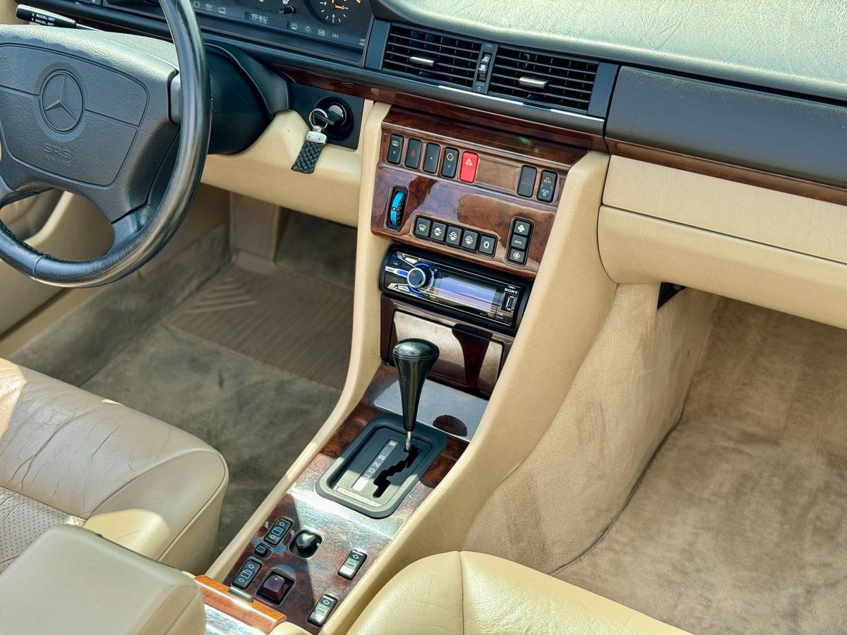Mercedes-Benz-E-Class-1994-Convertible-19