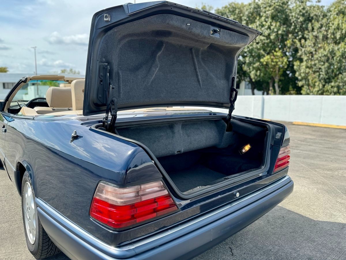 Mercedes-Benz-E-Class-1994-Convertible-25