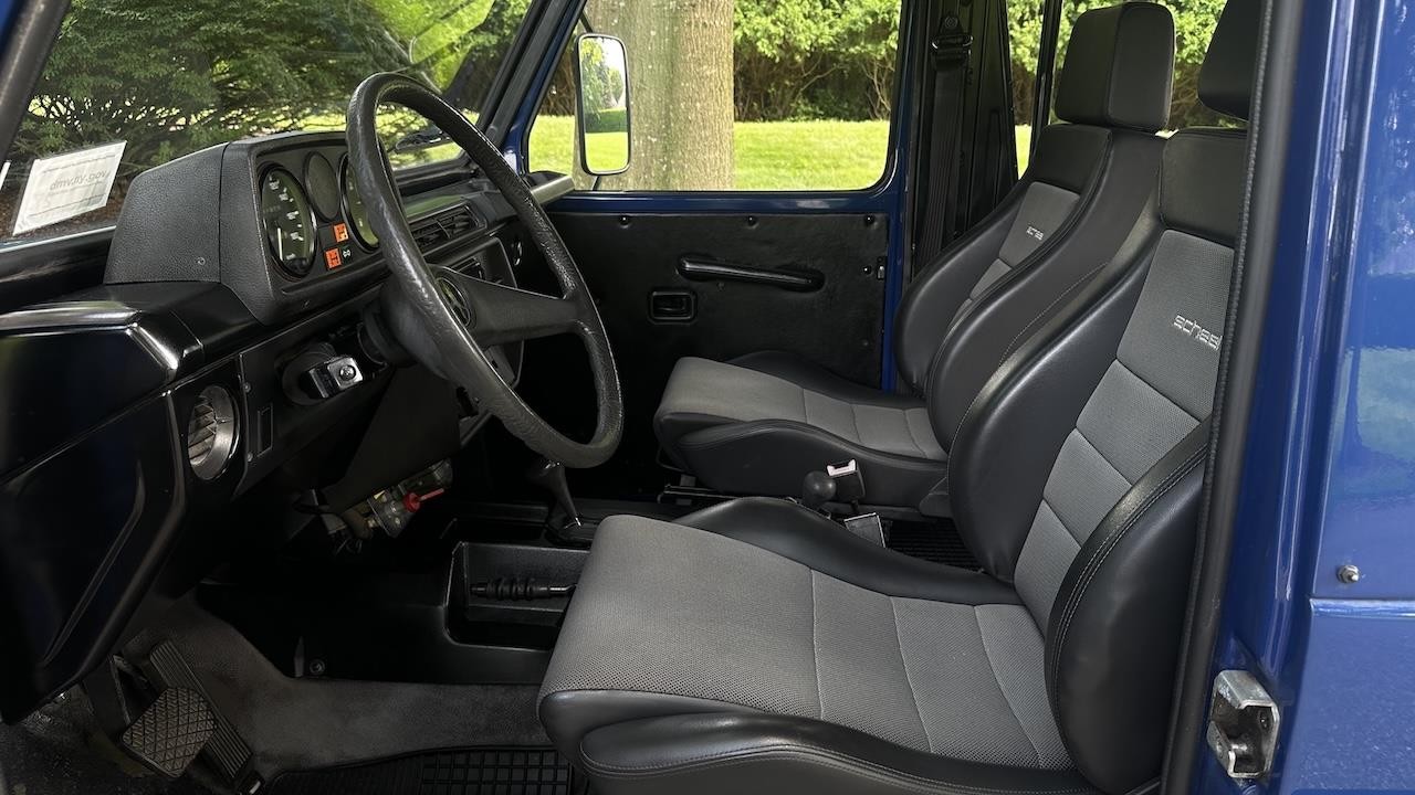 Mercedes-Benz-G-Wagon-1990-35