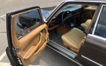 Mercedes-Benz-Other-1975-Sedan-16