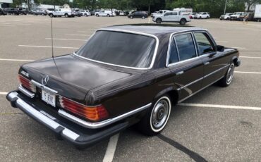 Mercedes-Benz-Other-1975-Sedan-9