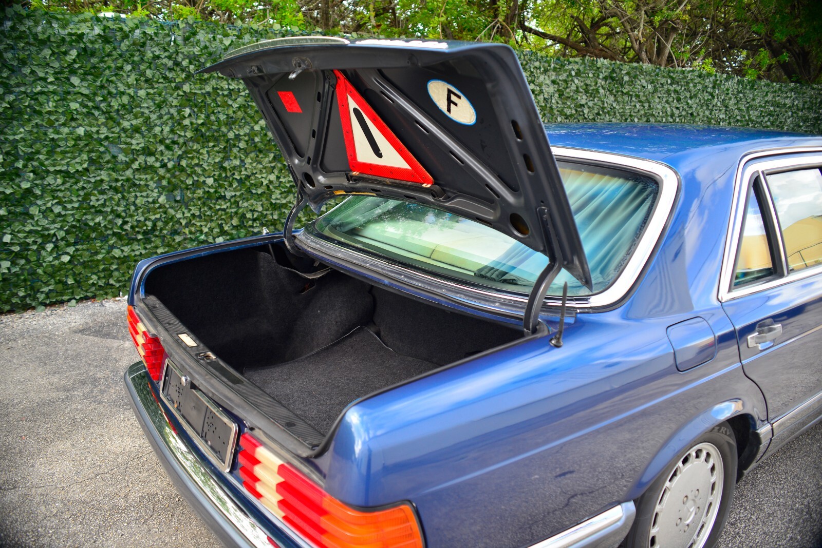 Mercedes-Benz-S-Class-1985-Sedan-28