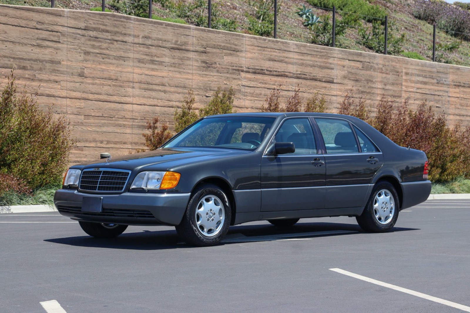Mercedes-Benz-S-Class-1993-Sedan-1