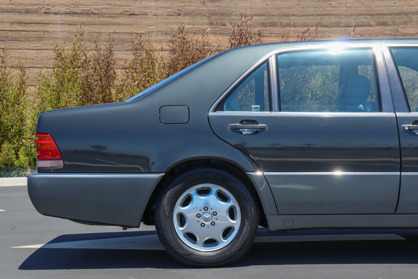 Mercedes-Benz-S-Class-1993-Sedan-11