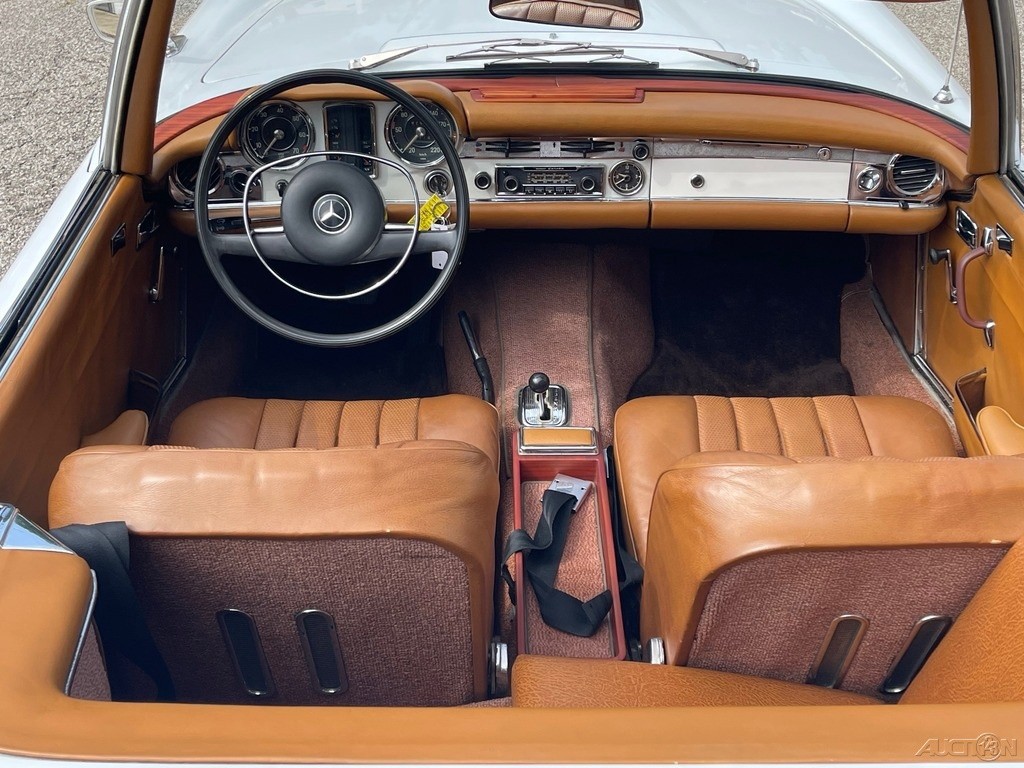 Mercedes-Benz-SL-Class-1971-Convertible-19