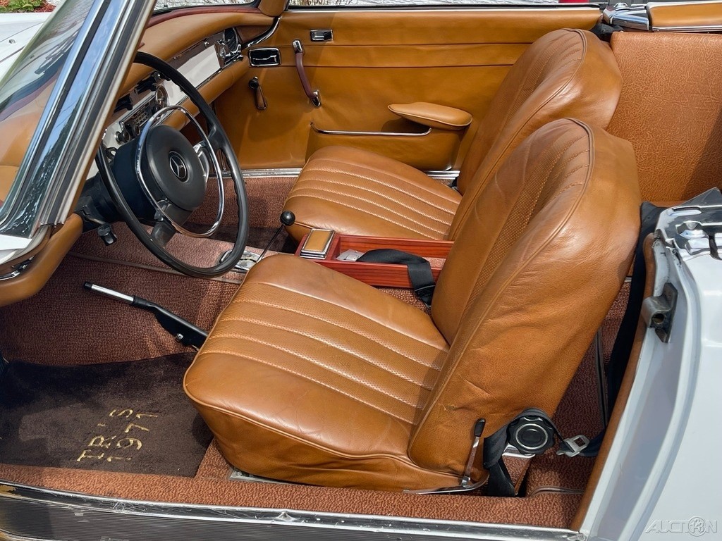 Mercedes-Benz-SL-Class-1971-Convertible-21
