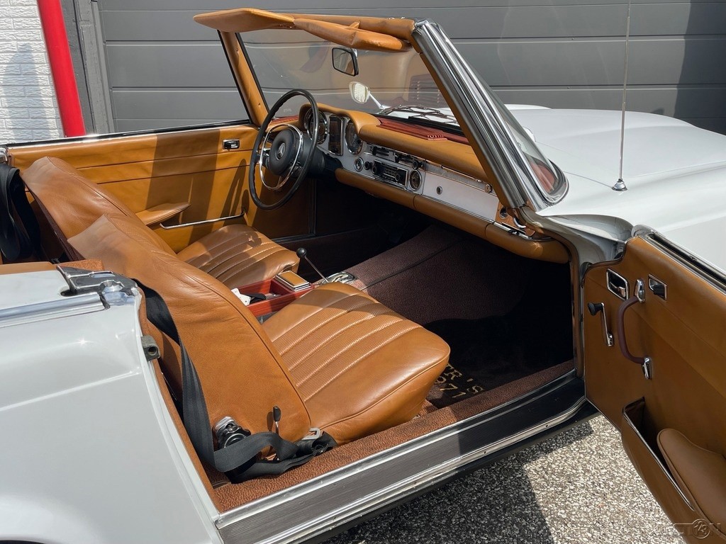 Mercedes-Benz-SL-Class-1971-Convertible-22