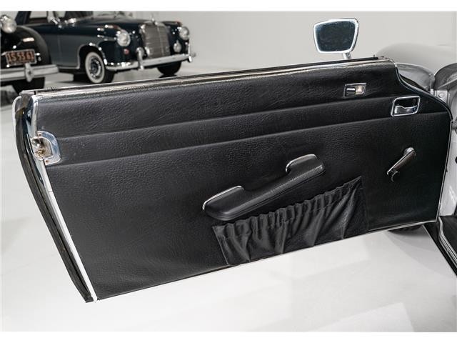 Mercedes-Benz-SL-Class-1971-Roadster-16