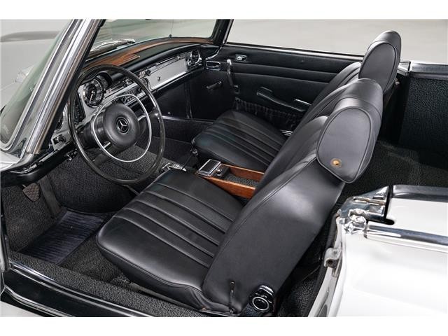 Mercedes-Benz-SL-Class-1971-Roadster-17