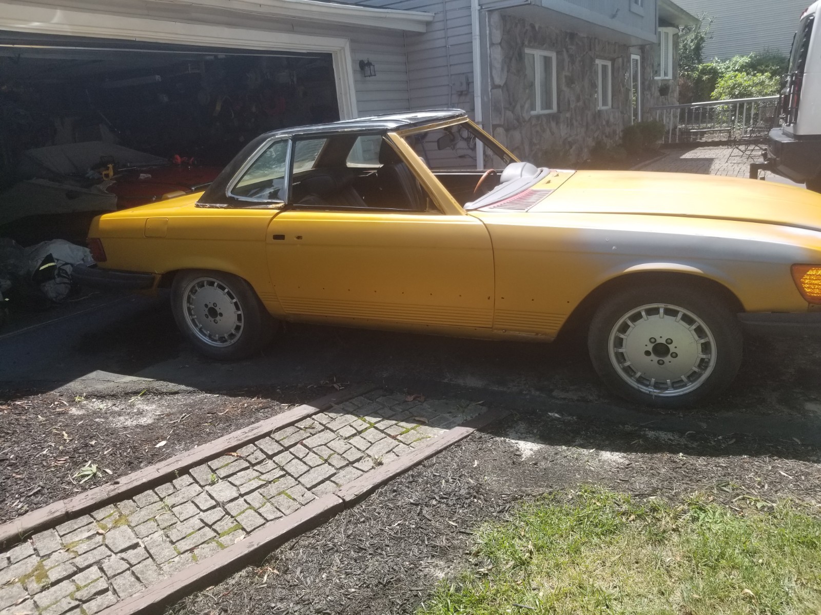 Mercedes-Benz-SL-Class-1975-Convertible-3
