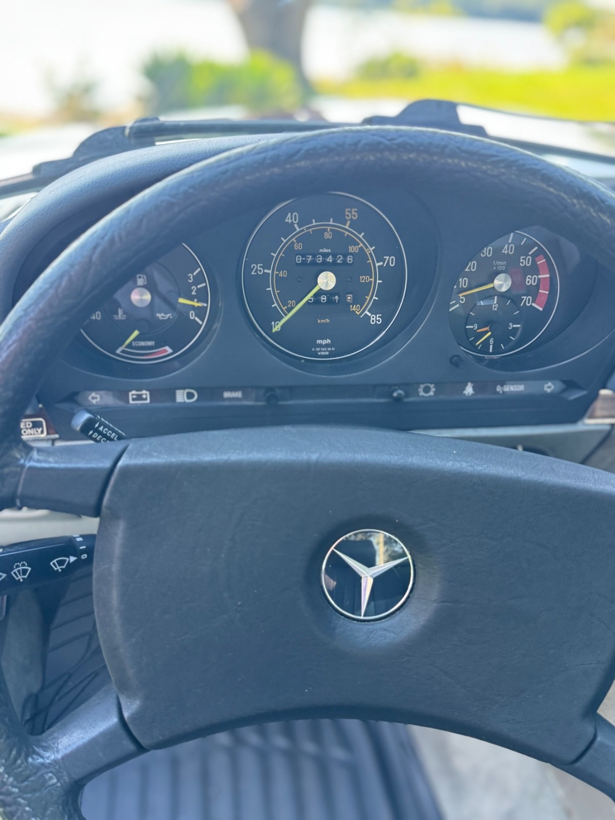 Mercedes-Benz-SL-Class-1981-Convertible-18