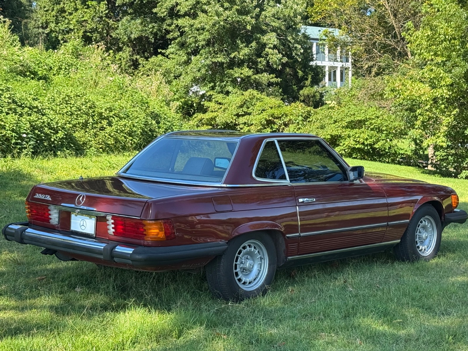 Mercedes-Benz-SL-Class-1981-Convertible-26