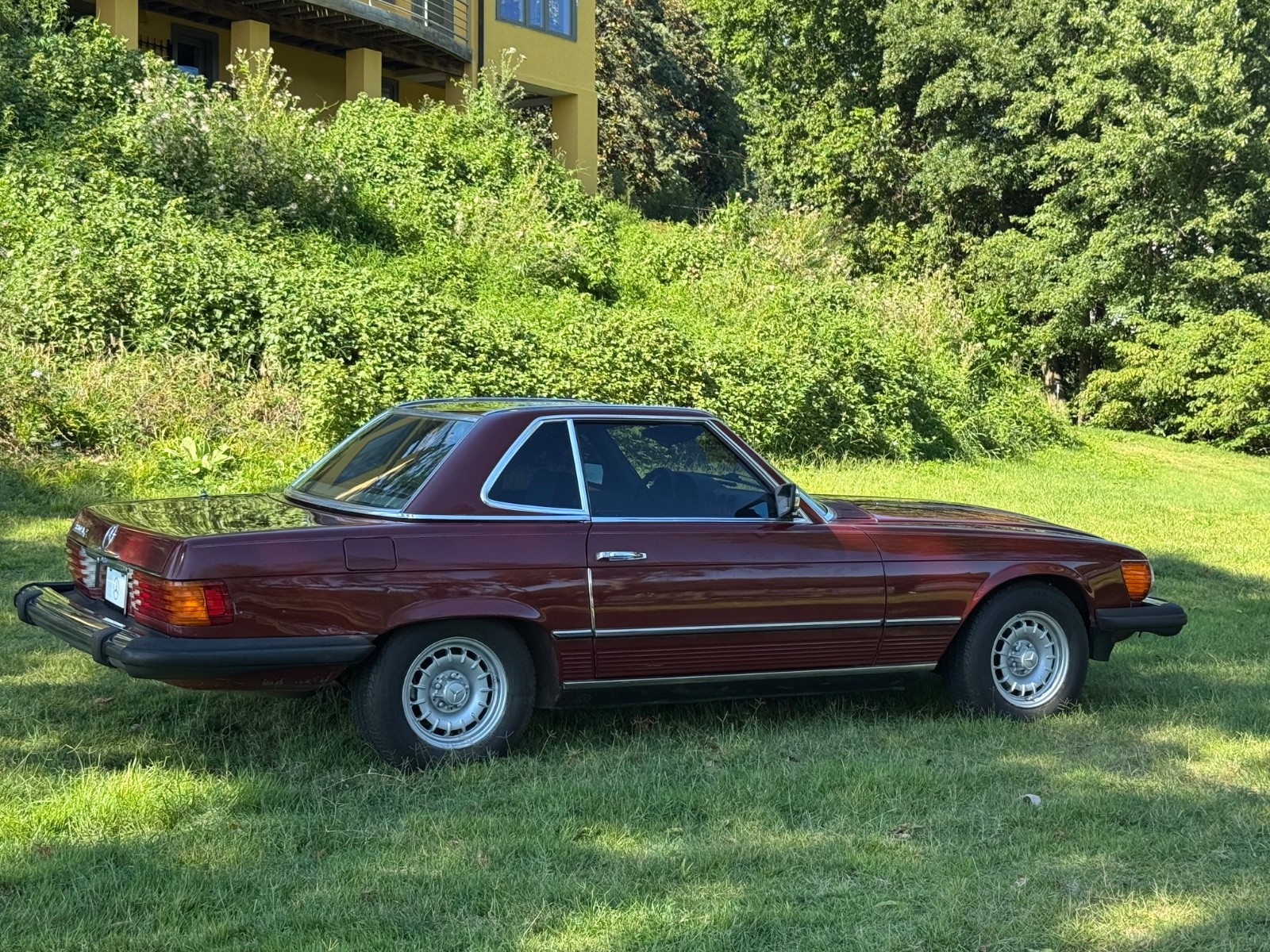 Mercedes-Benz-SL-Class-1981-Convertible-27