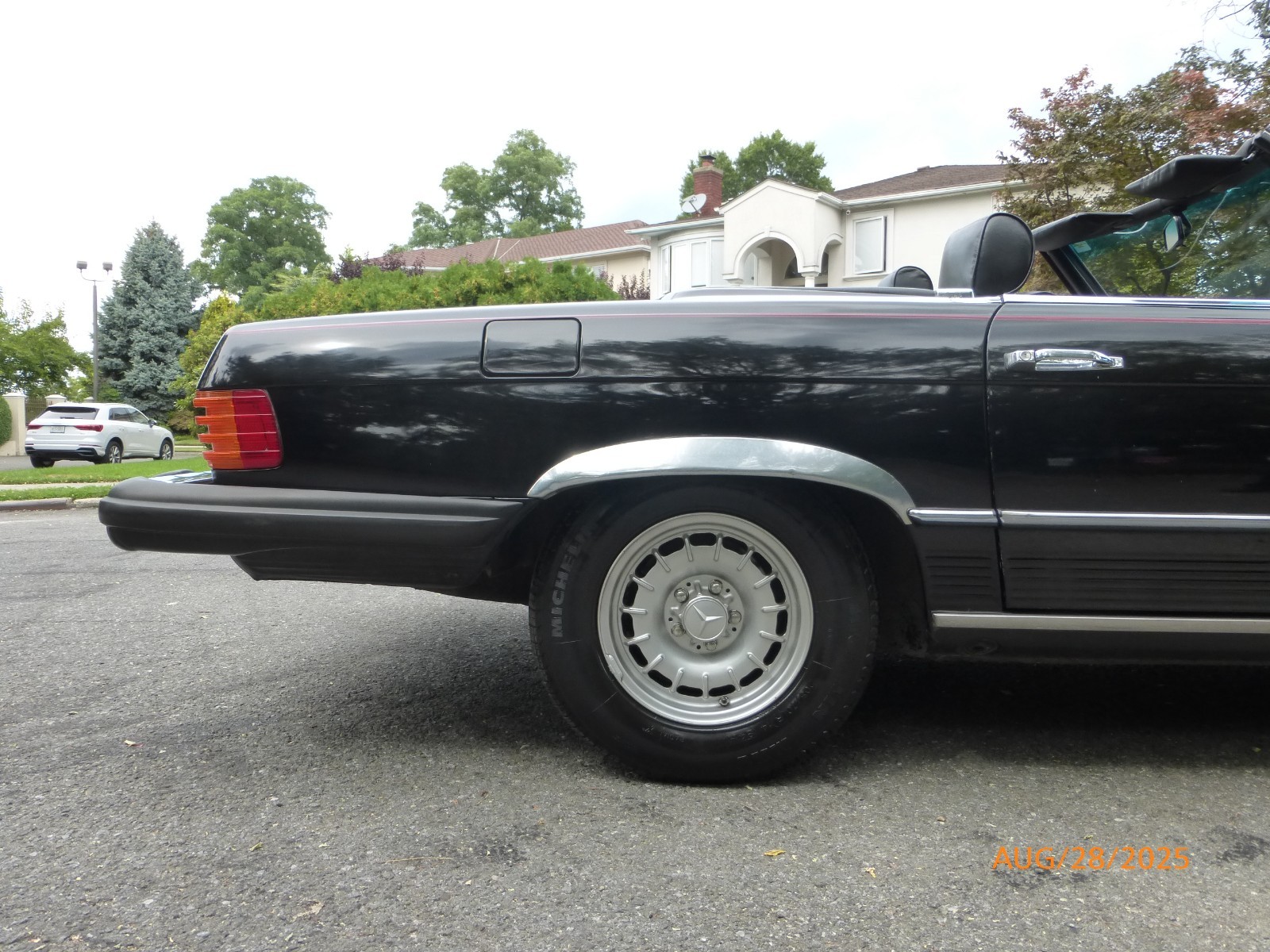 Mercedes-Benz-SL-Class-1982-Convertible-12
