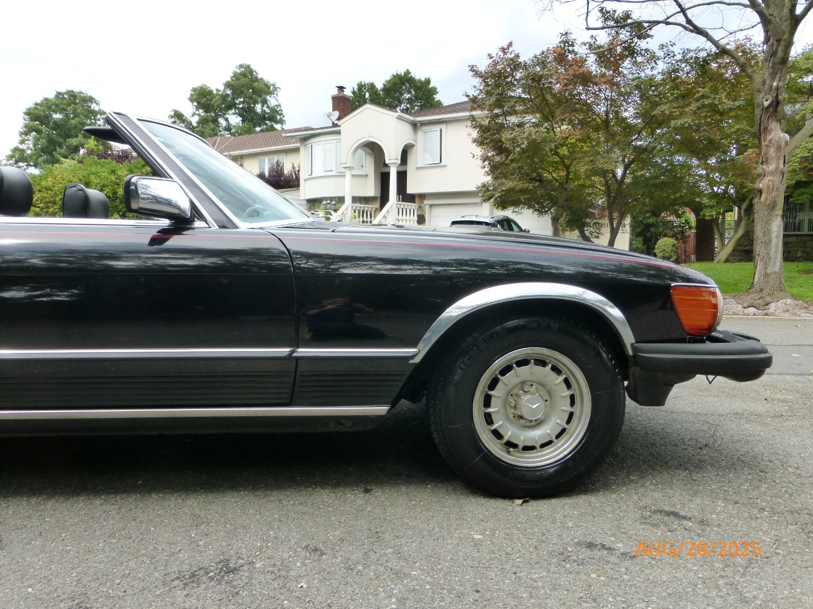 Mercedes-Benz-SL-Class-1982-Convertible-13