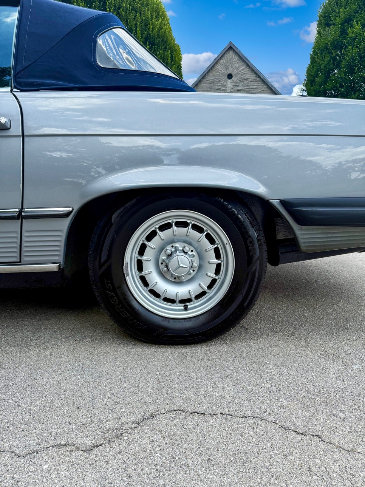 Mercedes-Benz-SL-Class-1983-Convertible-12