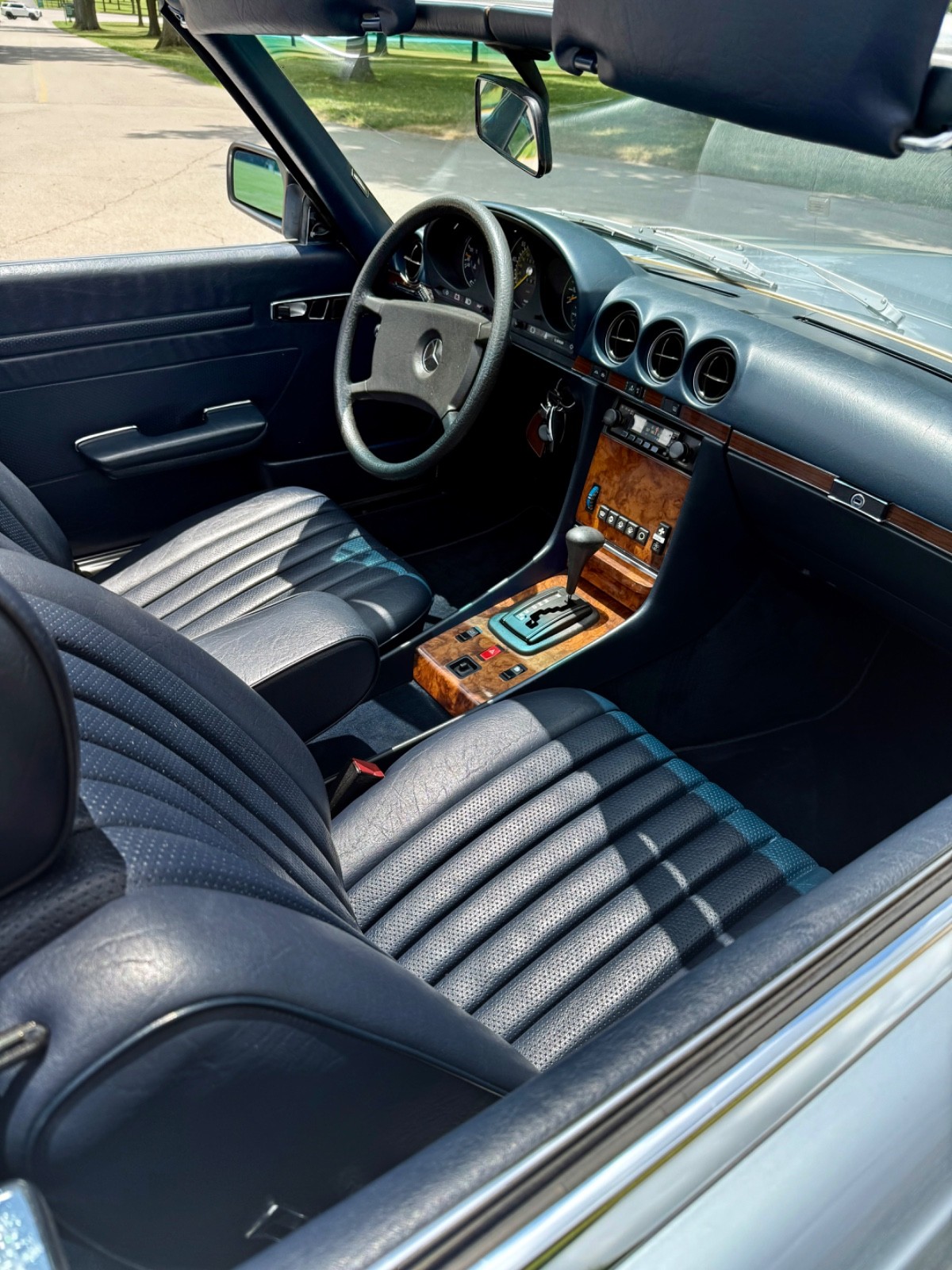 Mercedes-Benz-SL-Class-1983-Convertible-16